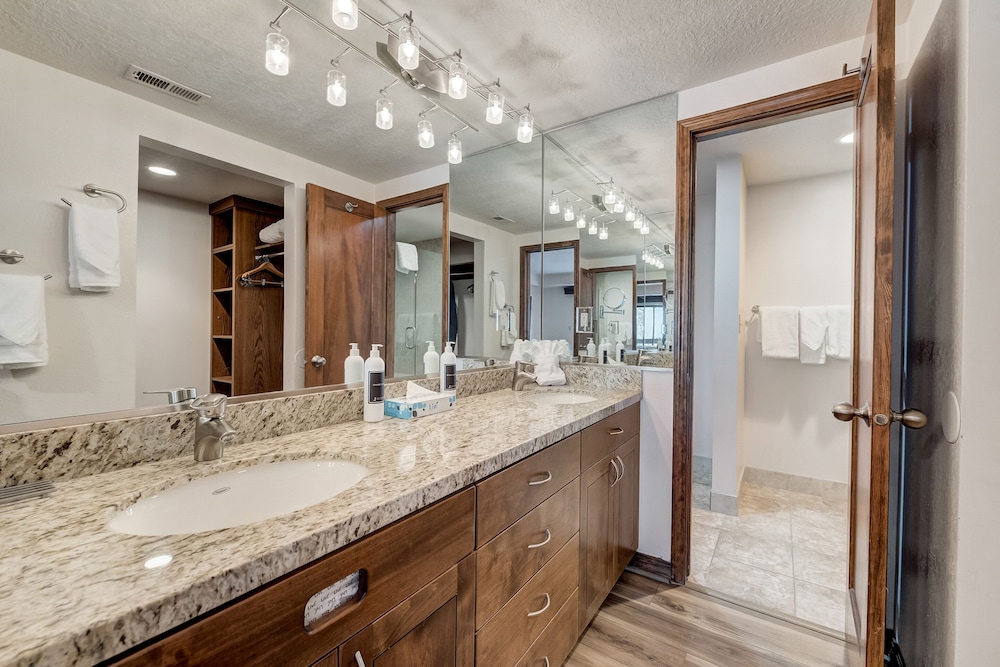 2 Bedroom Condominium - Photo 38