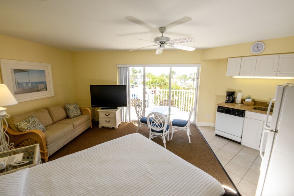 Studio, 1 Queen Bed, Partial Ocean View