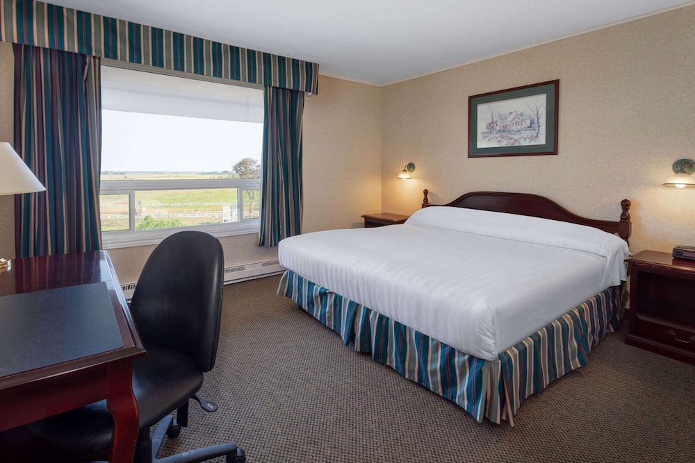 Suite, 1 King Bed, Non Smoking - Photo 2