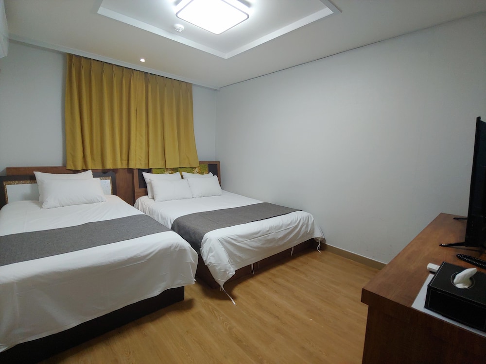 Deluxe Triple Room, Multiple Beds photo 3