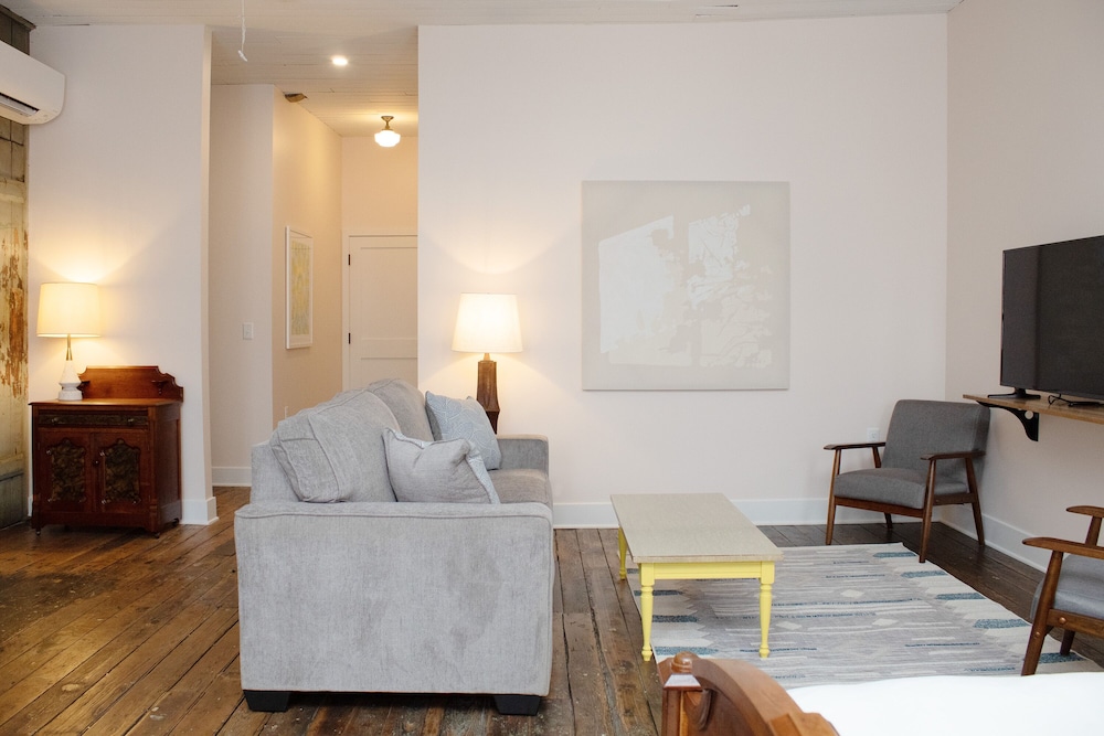 Suite, Ensuite, Courtyard View photo 2