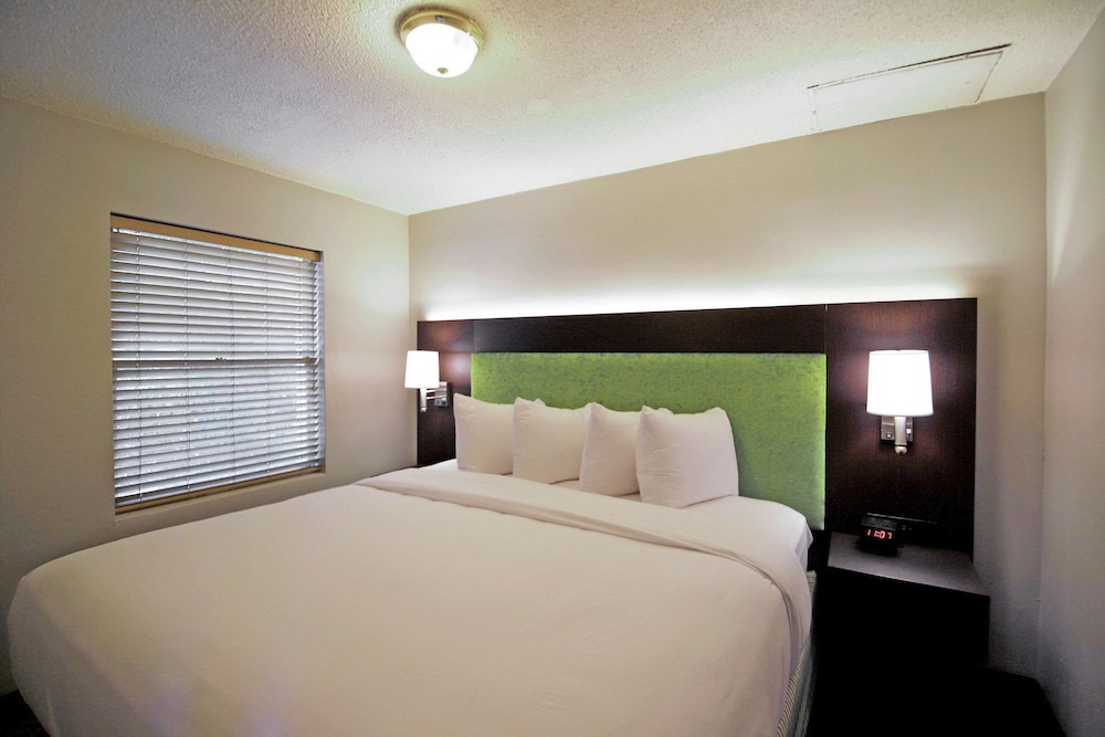 Standard Room, 1 King Bed, Non Smoking - Photo 1