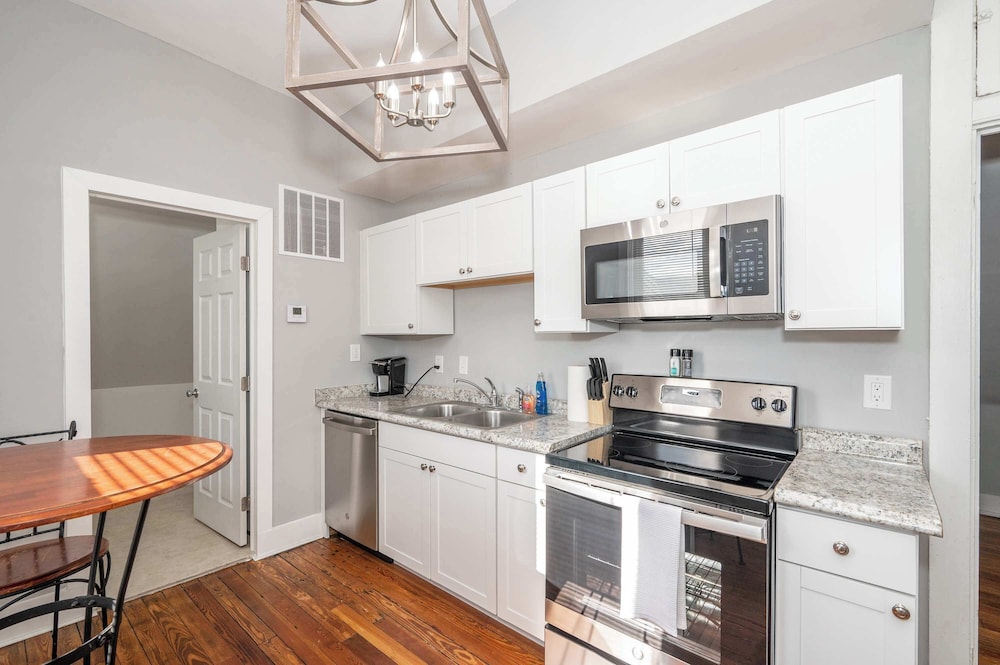 Condo, 1 Queen Bed, Kitchen