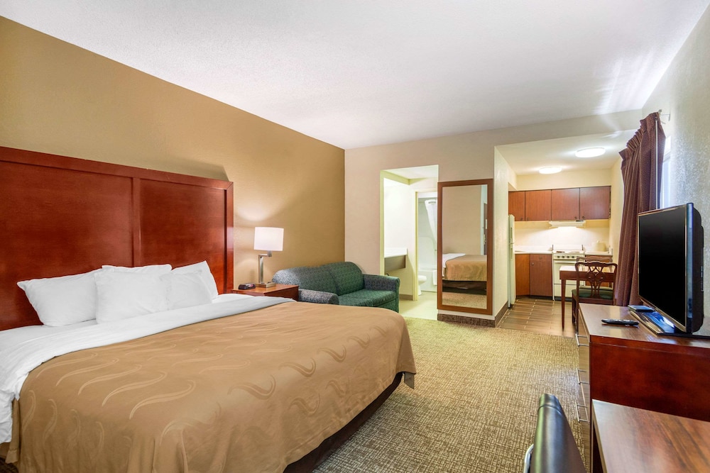 Efficiency Non-Smoking King Suite-King Size Bed photo 1