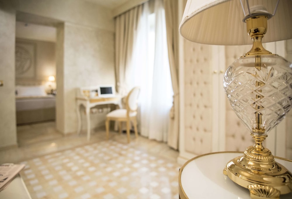 Junior Suite, 1 King Bed, Non Smoking (Living Room) - Photo 12