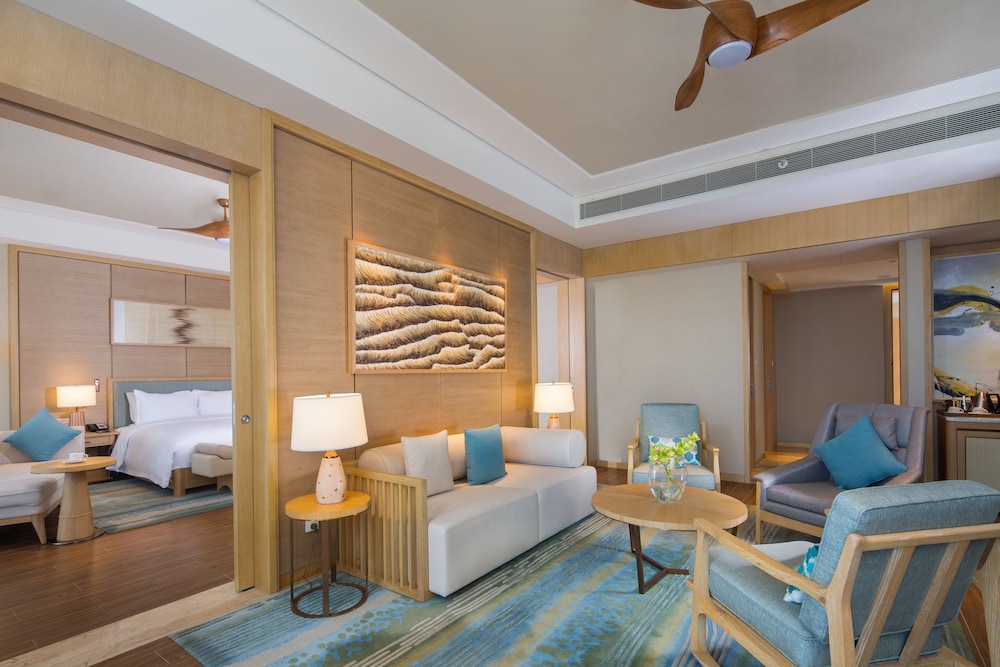 Suite, 1 King Bed, Lake View photo 1