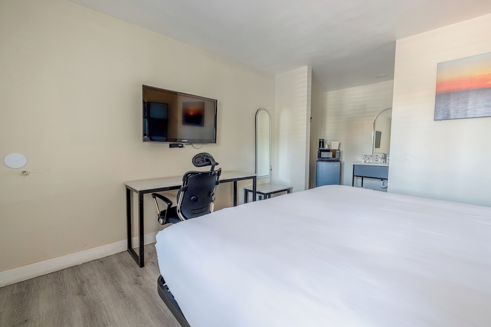 Room, 1 King Bed, Non Smoking - Photo 3