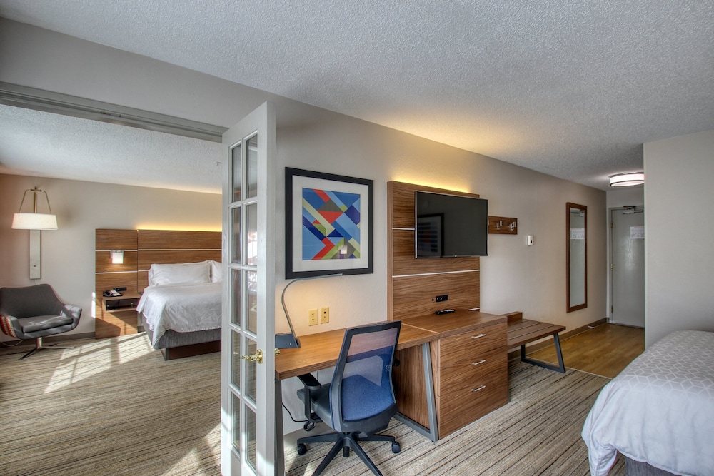 Suite, 2 Bedrooms - Photo 2