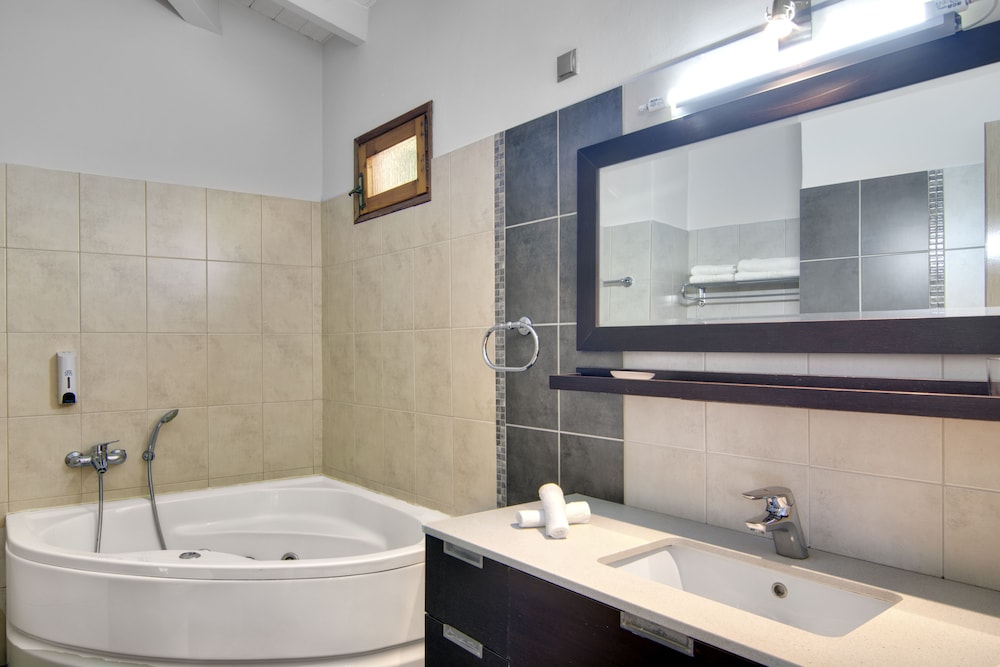 Junior Suite with Balcony and Sea View photo 2