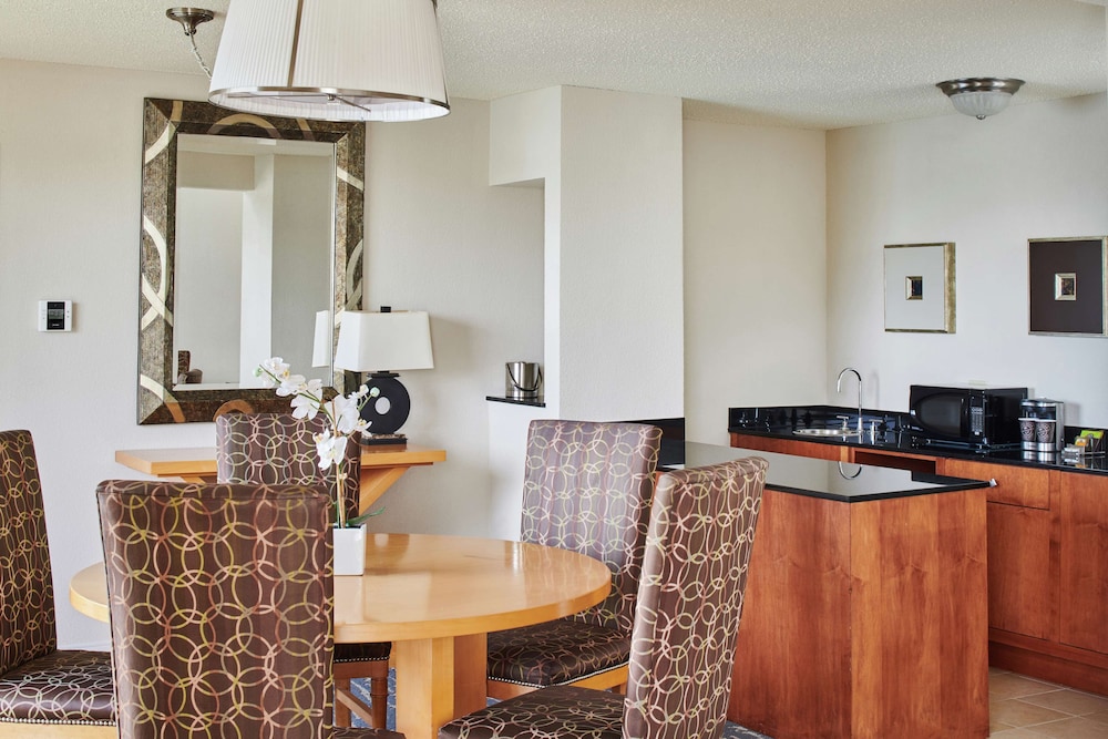 Suite, 1 King Bed, Non Smoking, Balcony photo 3