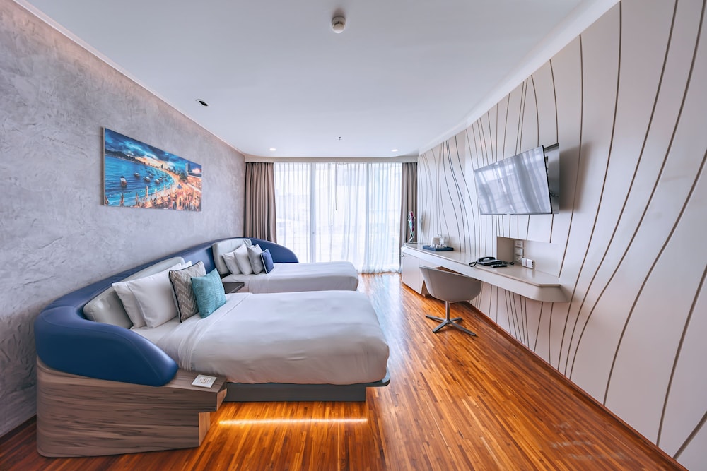 Deluxe Twin Room with Balcony photo 2