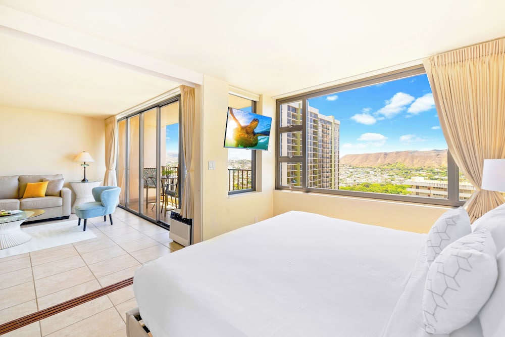 Diamond Head and Ocean views with King Bed and Parking: Suite, 1 Bedroom, Balcony, Ocean View (0071) photo