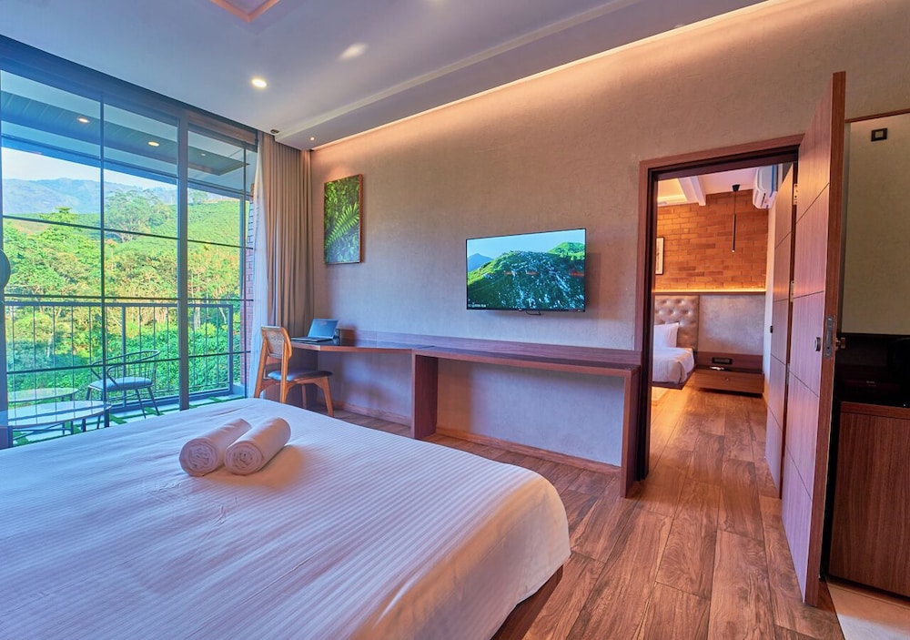 Family Room, Balcony, Valley View