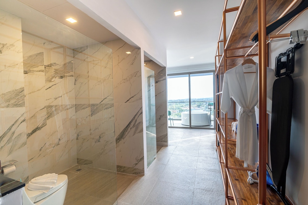Panorama Executive Suite - Photo 10