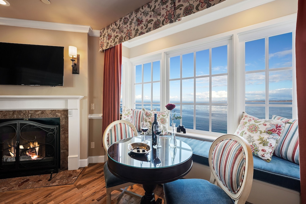 Room, 2 Queen Beds, Fireplace, Ocean View - Photo 2