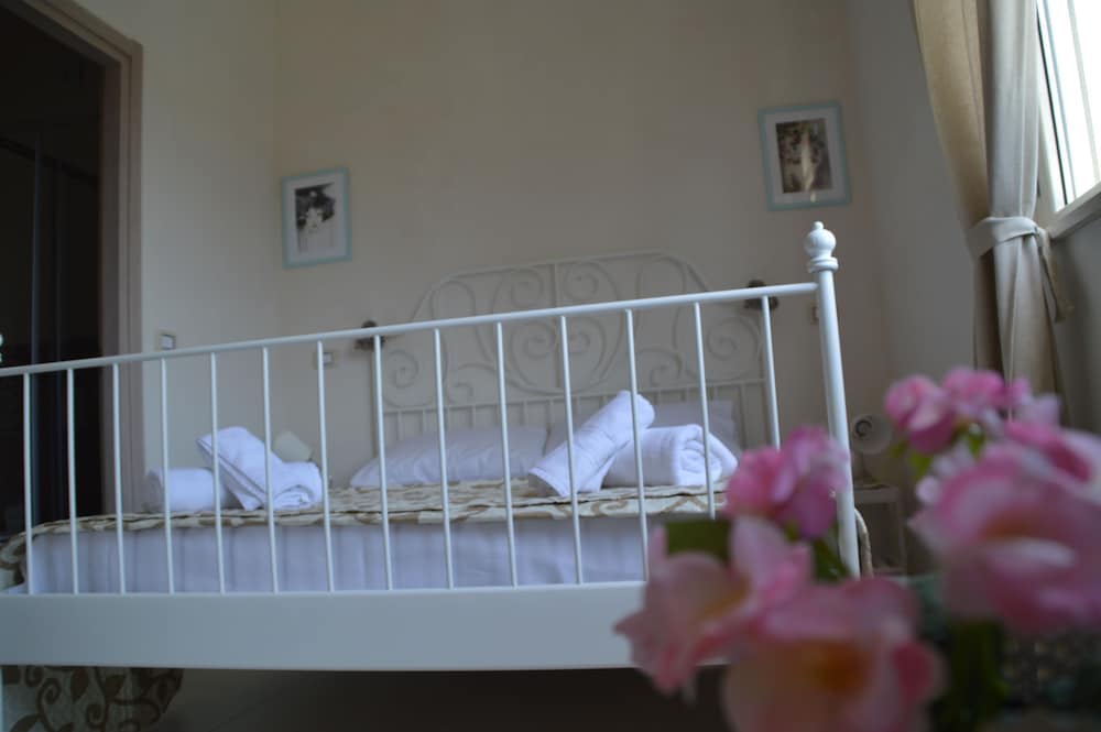 Comfort Suite, 1 Queen Bed with Sofa bed, Non Smoking, Private Bathroom photo 2