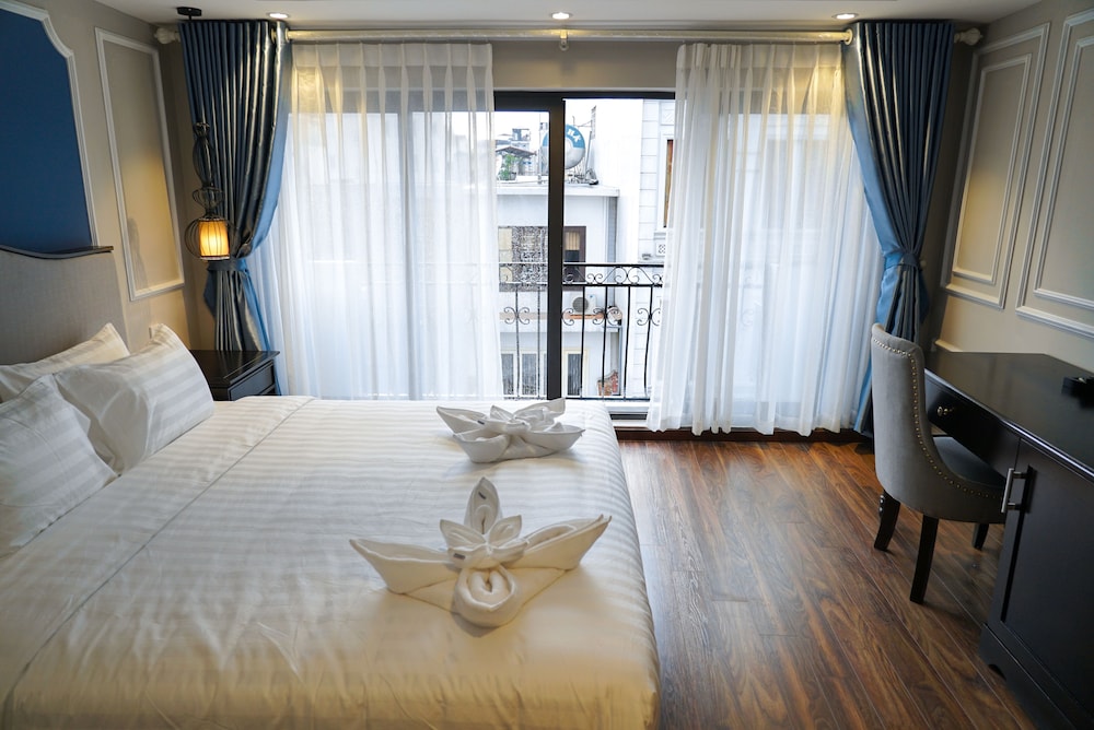 Premium Suite, 1 Queen Bed, Balcony