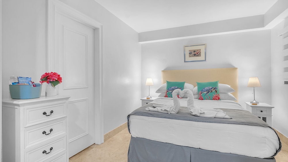 5 - Deluxe Queen Suite w/Full Couch Bed