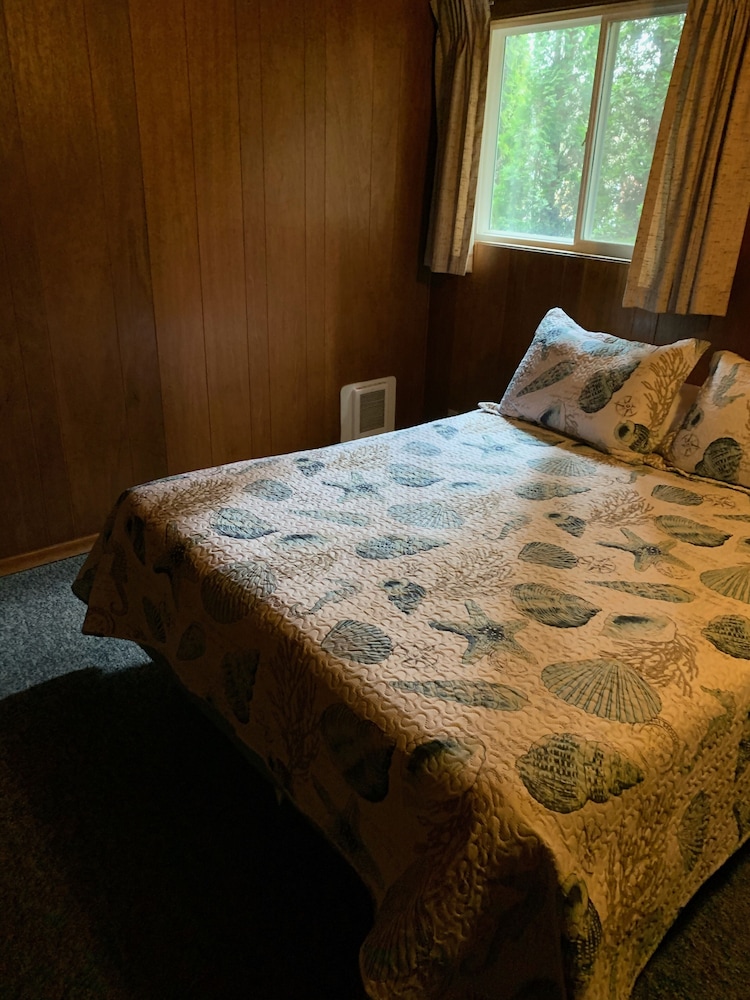 D - 1 Queen / 2 Single Beds w/ Kitchen photo 1