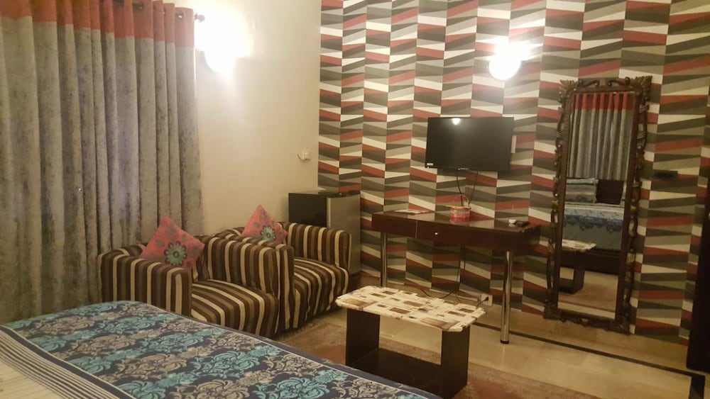 Standard Single Room, 1 King Bed, Club Lounge Access