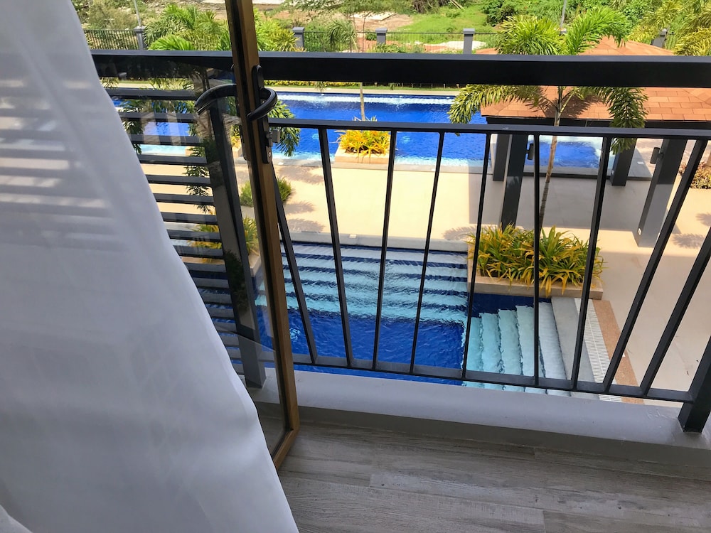 Deluxe Pool View photo 3