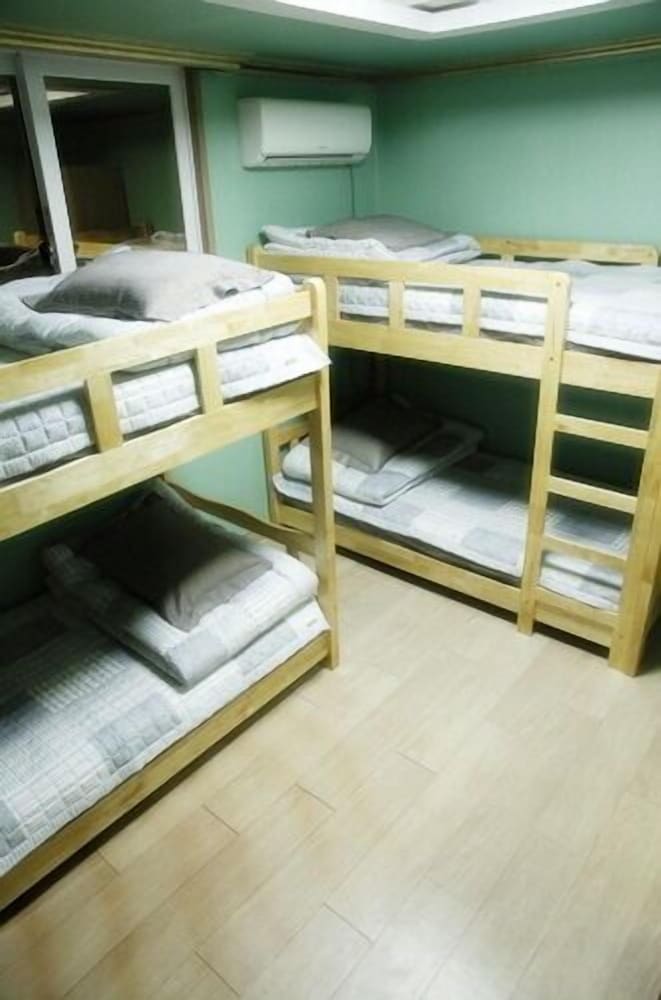 Shared Dormitory, Men only (2 bunk beds) photo 2