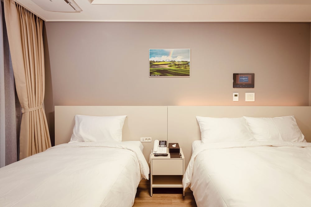 Family Twin Room - Photo 1