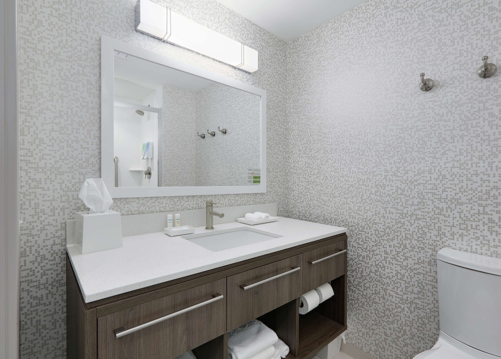Suite, 1 King Bed, Accessible, Bathtub - Photo 4