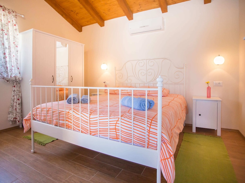 Villa photo 2