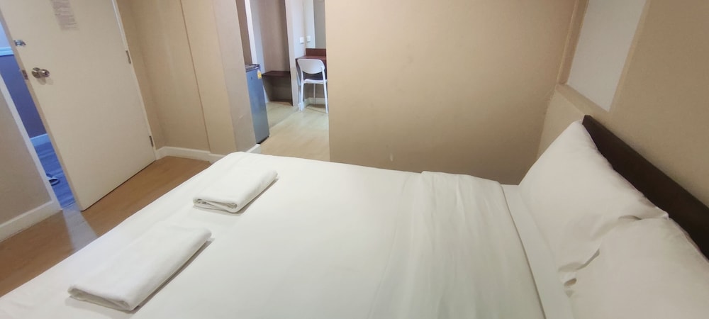 Standard Double Room (No Window) - Photo 4
