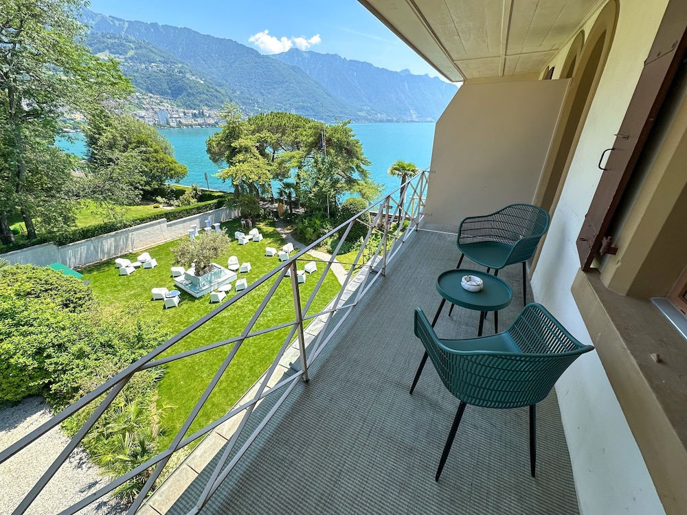 Superior Room with Balcony, Garden & Lake view photo 2