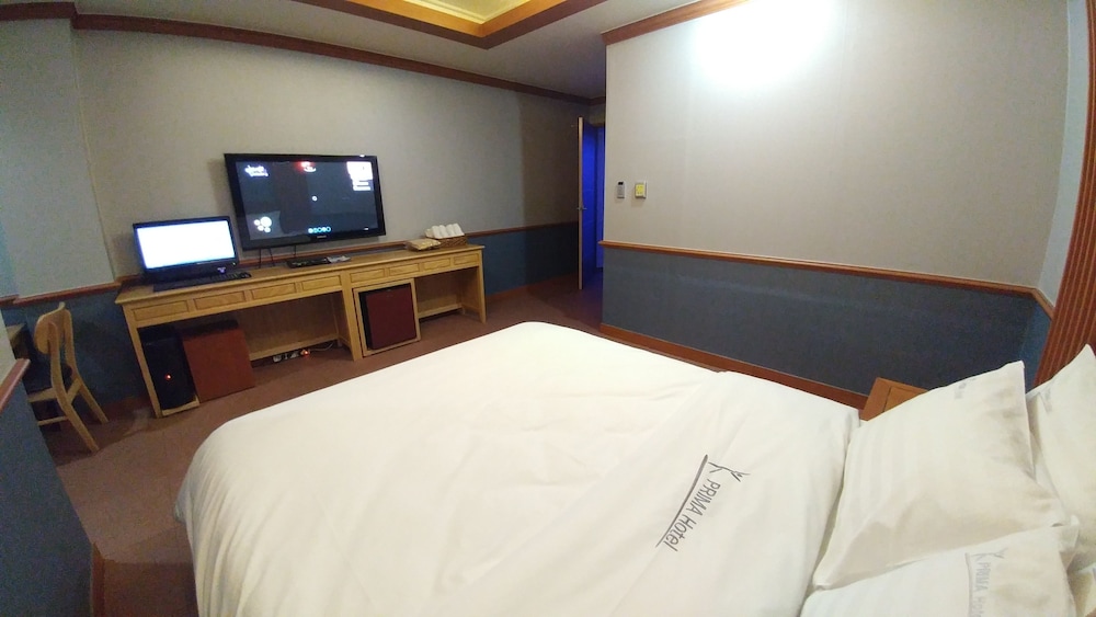 Standard Room, 1 Queen Bed photo 2