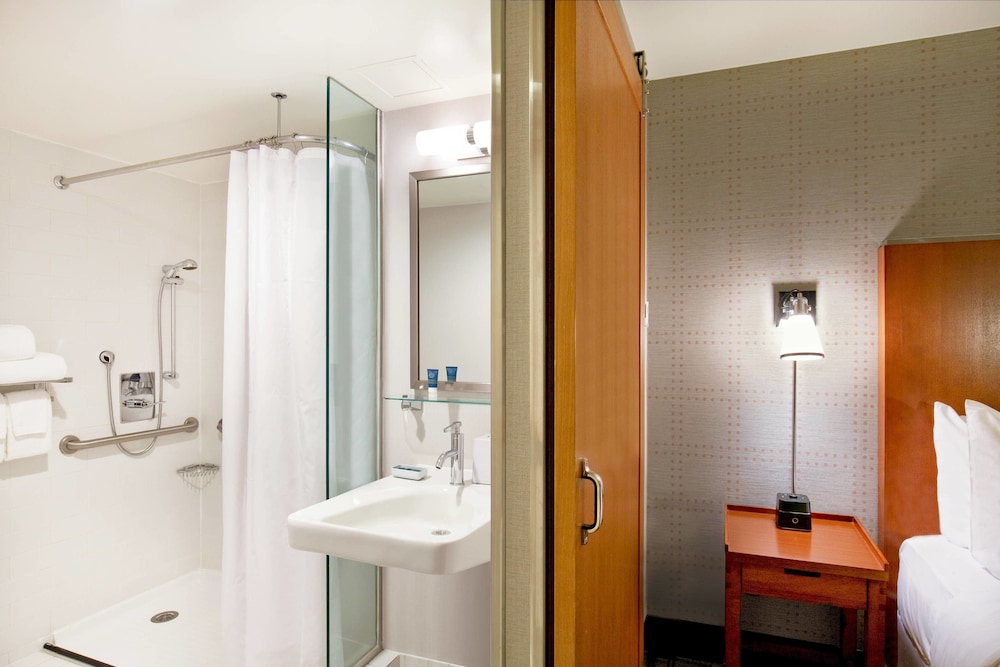 Deluxe Room, 1 King Bed, City View thumbnail 5