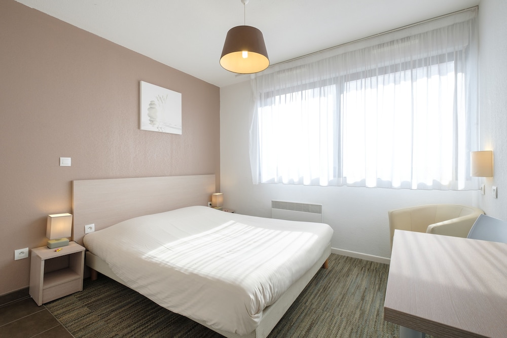 Comfort Studio, 1 Queen Bed - Photo 3