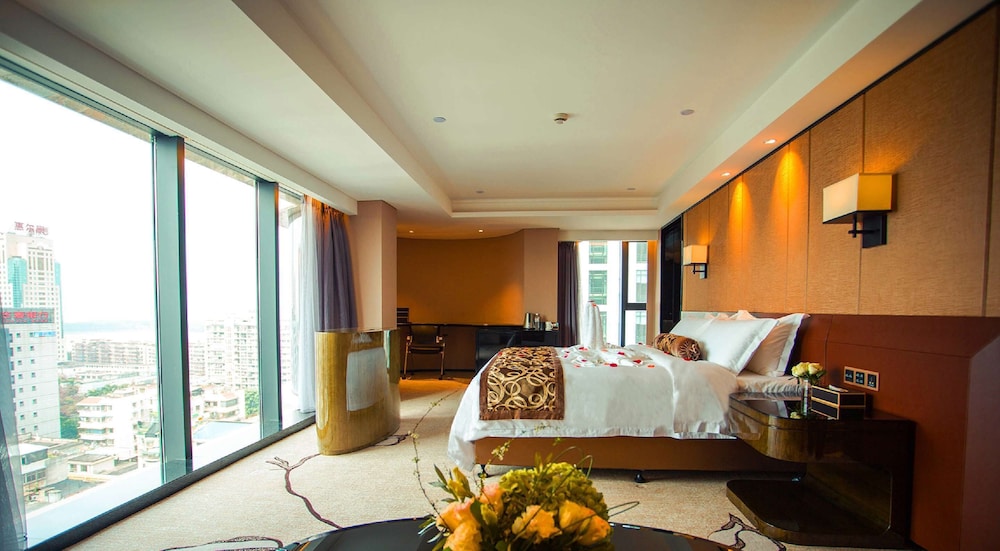 Deluxe Room, 1 King Bed, Non Smoking, Lake View photo 1