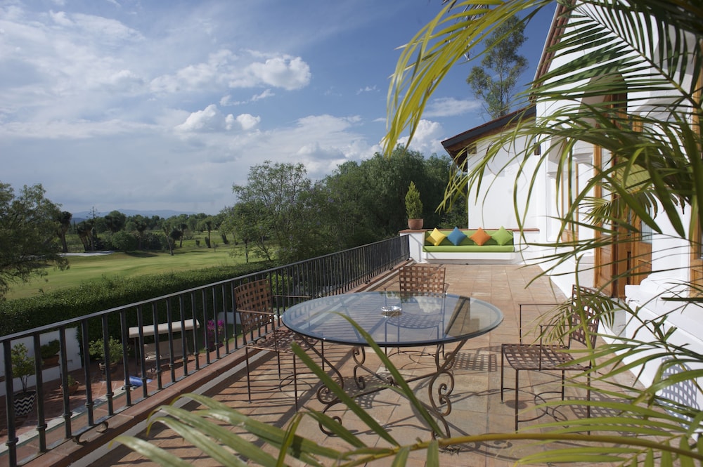 Grand Studio Suite, Pool View photo 2