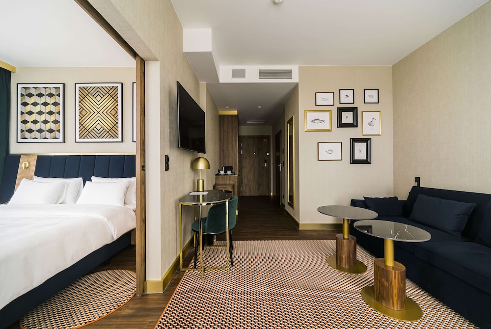 Suite, 1 Bedroom, Balcony - Photo 9