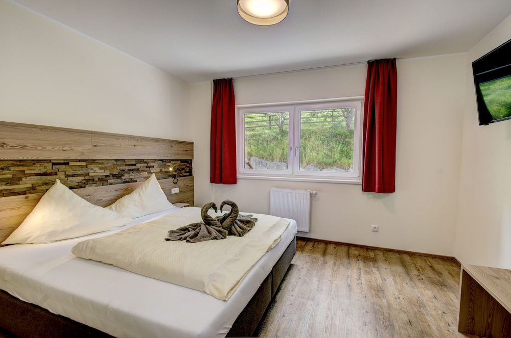 Apartment, 2 Bedrooms, Balcony, Mountain View photo 2