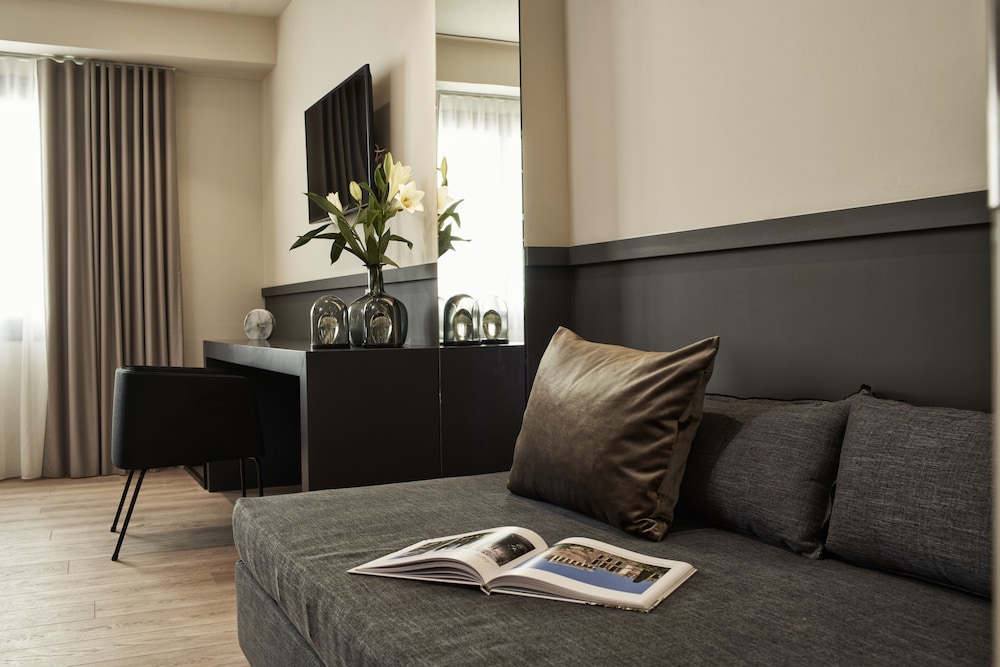 Superior Triple Room, City View photo 2