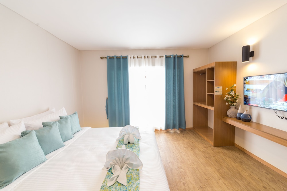Deluxe with Pool Access (1 Bed) photo 1