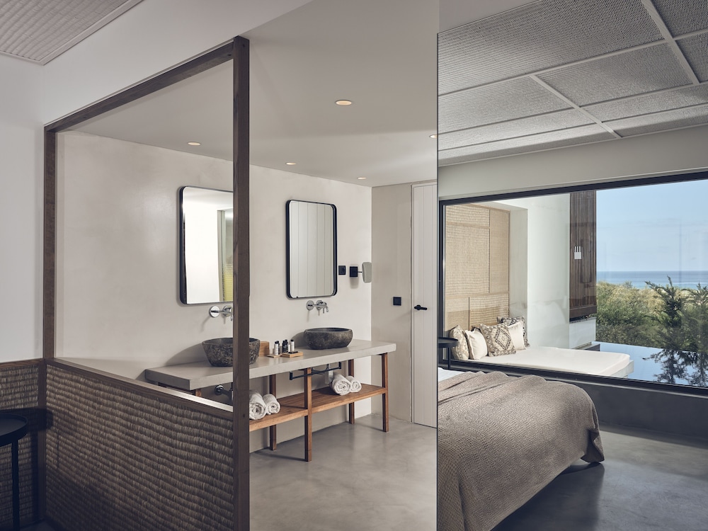 Junior Suite (Swim Up Heated Pool)