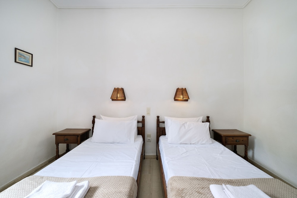Standard Double or Twin Room, Lake View photo 2