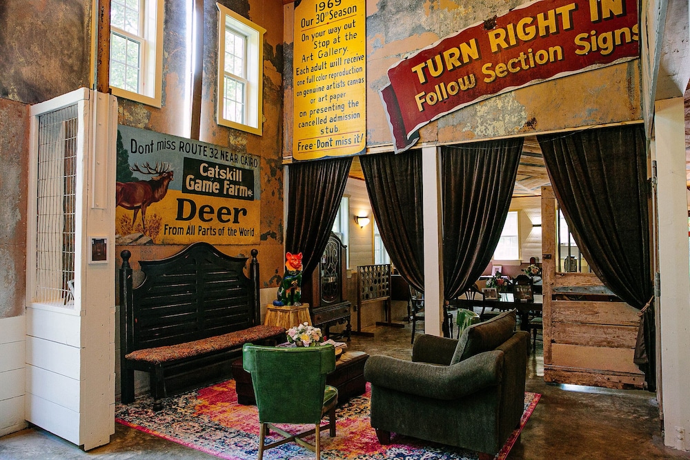 Menagerie Room photo 2