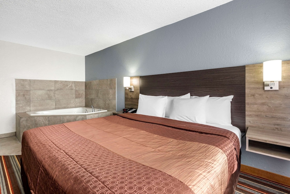 Standard Room, 1 King Bed, Non Smoking, Jetted Tub photo 1