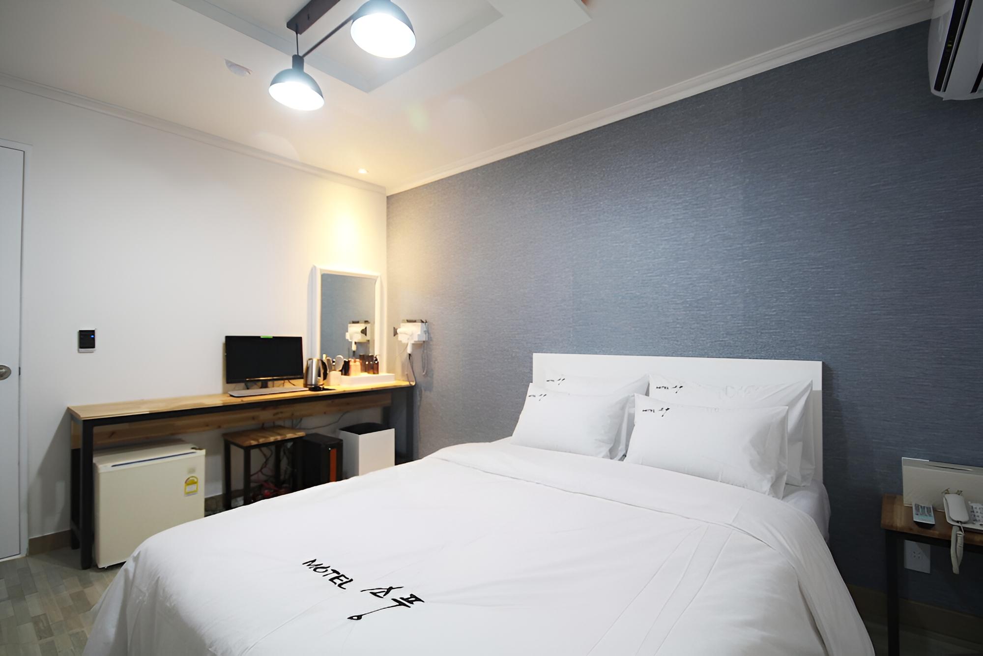 Room (Standard Room) - Photo 9