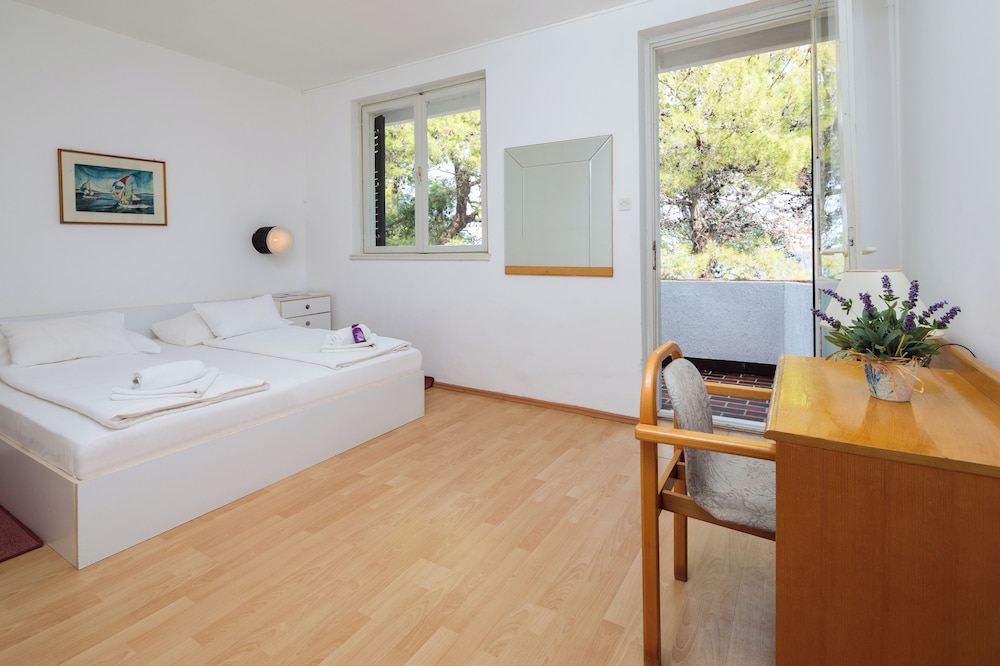 Two-Bedroom Vintage Apartment with Balcony 4+2 photo 1