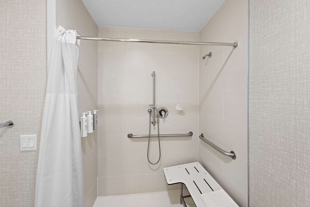 Room, 2 Queen Beds, Roll-In Shower - Photo 5