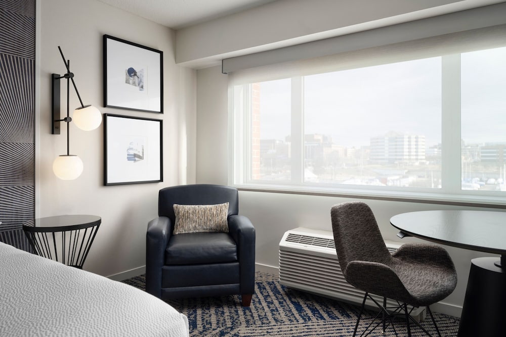Club Room, 1 King Bed, Marina View - Photo 4