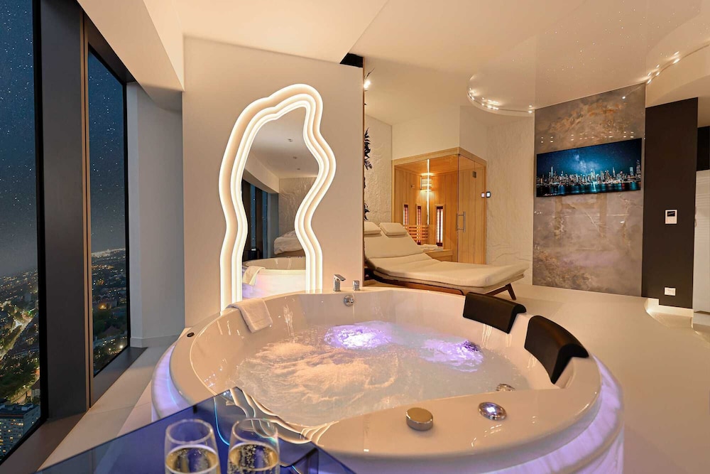 Deluxe Apartment with Hot Tub and Sauna