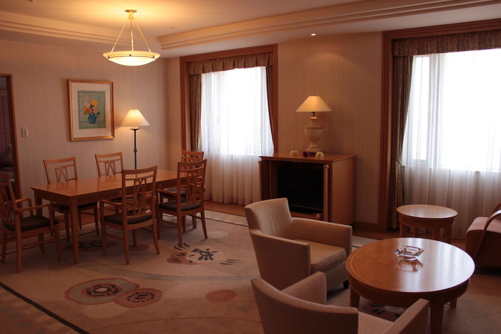 Suite, Smoking photo 2